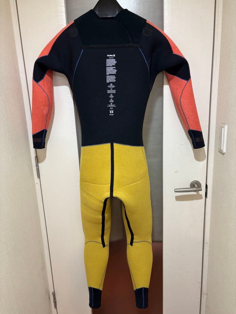 使用少なめ！　Hurley　セミドライ　チェストジップ　Lサイズ相当　日本製