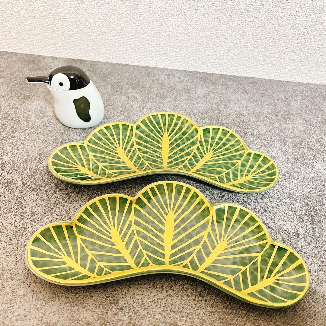 みどり様ご依頼品　幸楽窯　錦金松葉形前菜皿　茶緑金　ペンギン醤油差　3点セット