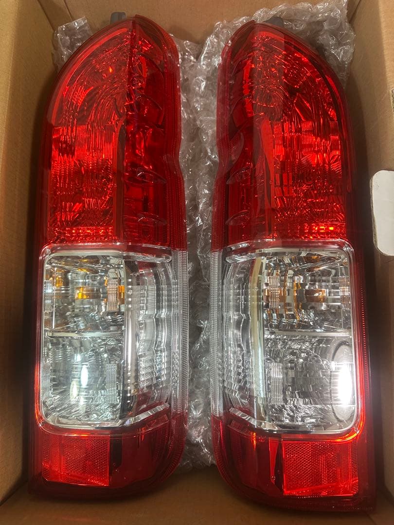 【新品未使用】ハイエース200系4型テールランプ左右2個セット レッド/クリア
